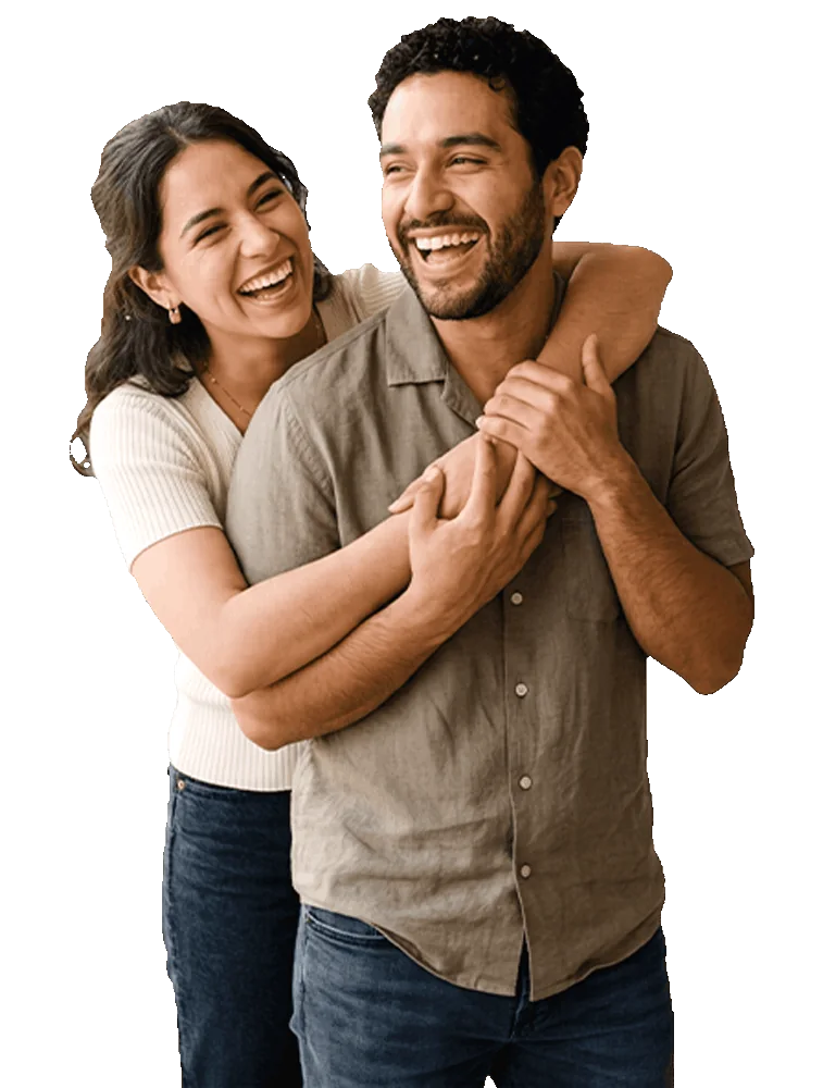 Pareja hispana celebrando su aprobación de préstamo